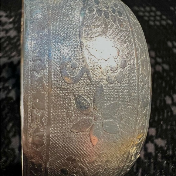 Jewelry - Elegant Silver Floral Bracelet